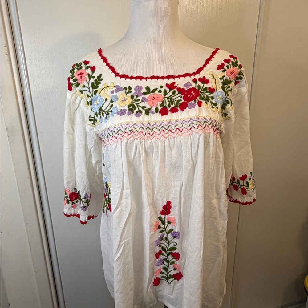 White Floral Embroidered Mexican Blouse - Picture 2 of 10